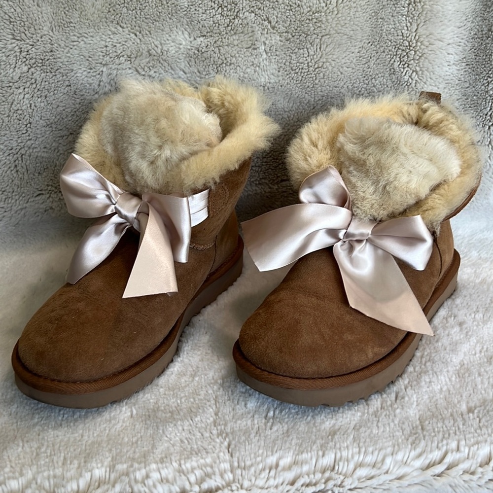 UGG Gita Bow Mini Boot Chestnut Tan 1098360 Twinface Sheepskin Satin Front Bow
